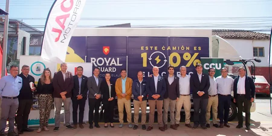 Camiones JAC entrega camión eléctrico a CCU para operar en la comuna de Pichilemu