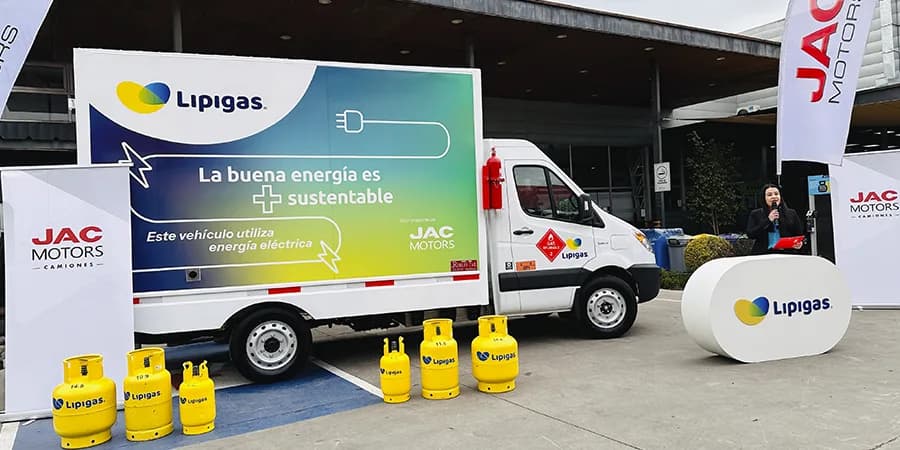 Camiones JAC  y Dercomaq entregan el primer vehículo eléctrico para el transporte de cilindros de gas en Chile